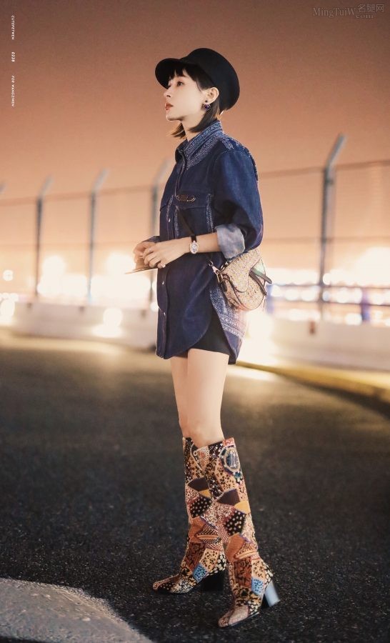Wang Ziwen went out with flowery boots and white thighs(15/17)