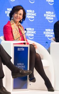 世界经济论坛西班牙商界女高管Ana Botín穿厚黑丝高跟翘二郎腿坐姿