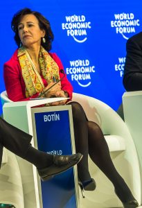 世界经济论坛西班牙商界女高管Ana Botín穿厚黑丝高跟翘二郎腿坐姿