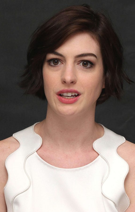 Anne Hathaway wears translucent high heels and has a plump bust(8/12)
