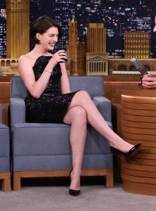 Anne Hathaway做客访谈节目脚穿红底细高跟翘二郎腿