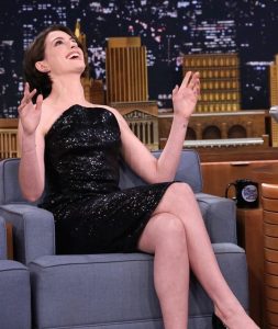 Anne Hathaway做客访谈节目脚穿红底细高跟翘二郎腿