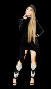 蔡依林身穿黑色绒面短裙搭配个性凉靴秀腿和足