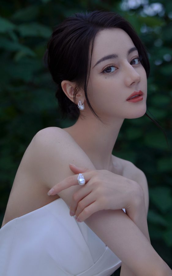 迪丽热巴身姿玲珑翘二郎腿坐姿优雅高贵(5/9)