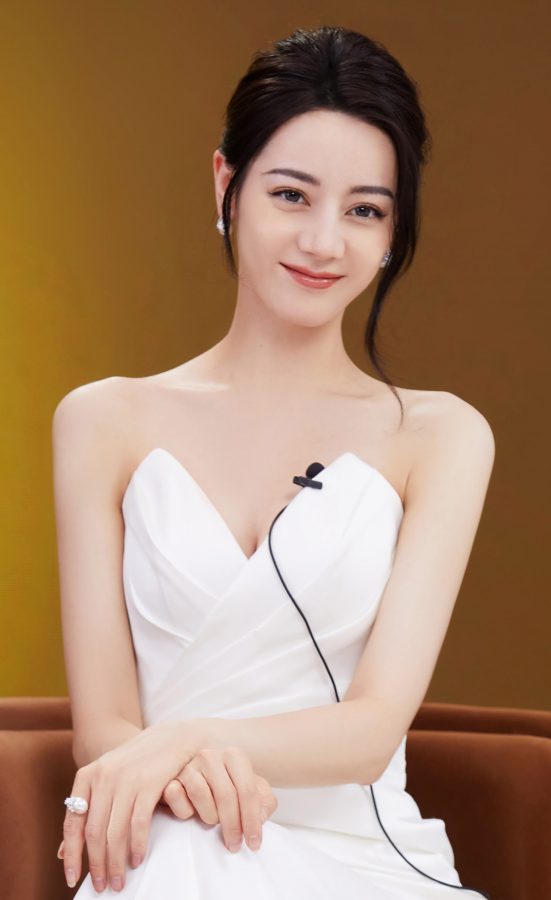 迪丽热巴身姿玲珑翘二郎腿坐姿优雅高贵(8/9)
