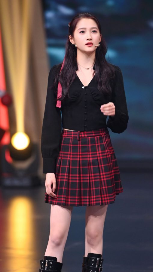 Ace variety show Guan Xiaotong plaid skirt beautiful legs long leather boots(3/3)