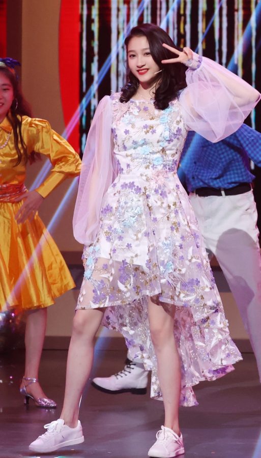 美女明星关晓彤跳舞小腿细长(2/3)