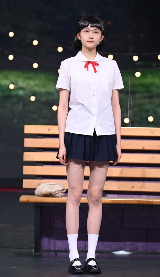 关晓彤眼镜学生妹白皙美腿(1/2)