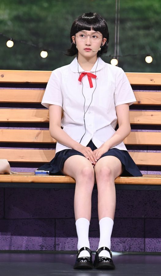 关晓彤眼镜学生妹白皙美腿(2/2)