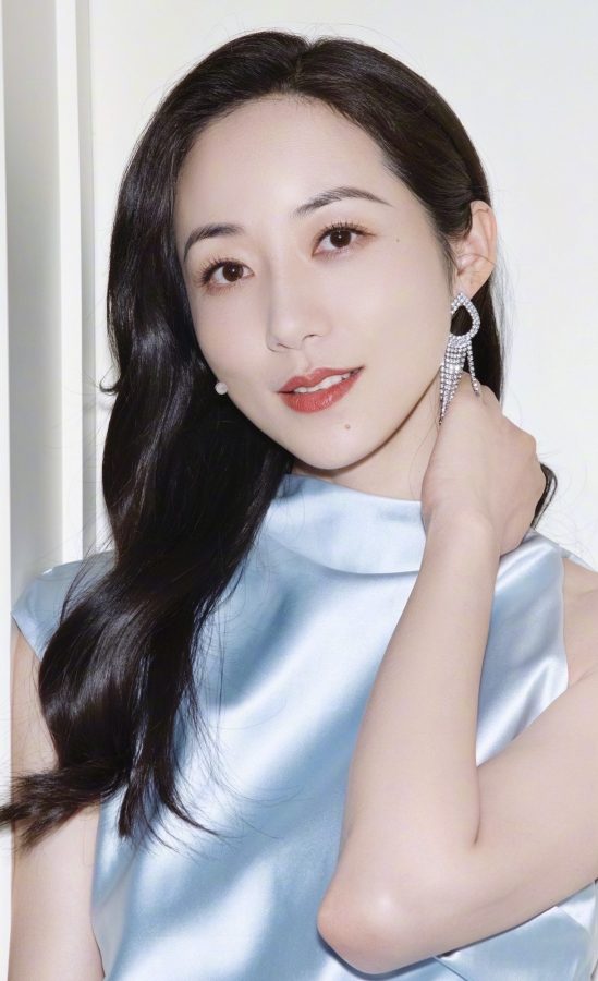 Han Xue wears a high-end split skirt with an elegant temperament and perfect legs(12/13)