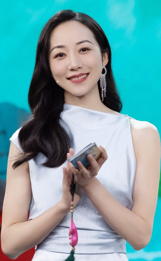 Han Xue wears a high-end split skirt with an elegant temperament and perfect legs(3/13)