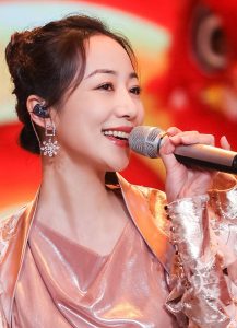 美女明星韩雪登台表演玉腿美脸迷人