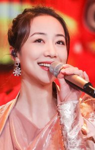 美女明星韩雪登台表演玉腿美脸迷人