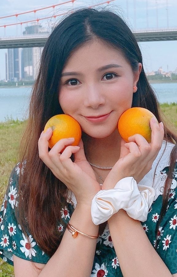 跳水运动员何姿草地野餐坐在躺椅上翘二郎腿大秀美腿玉足(4/4)