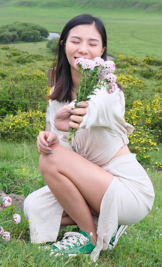 跳水运动员何姿草原上秀美大腿(1/2)