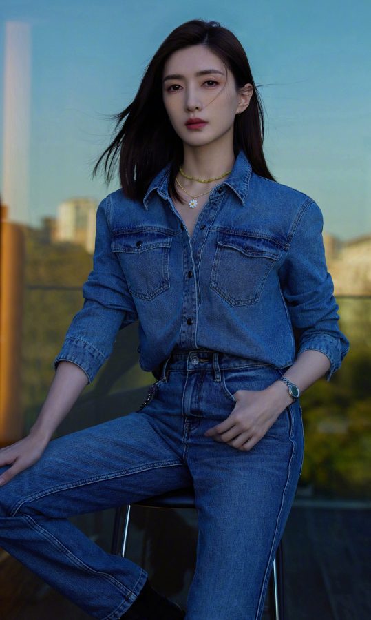 Jiang Shuying wears jeans with long legs and looks like a tree in the wind(5/10)