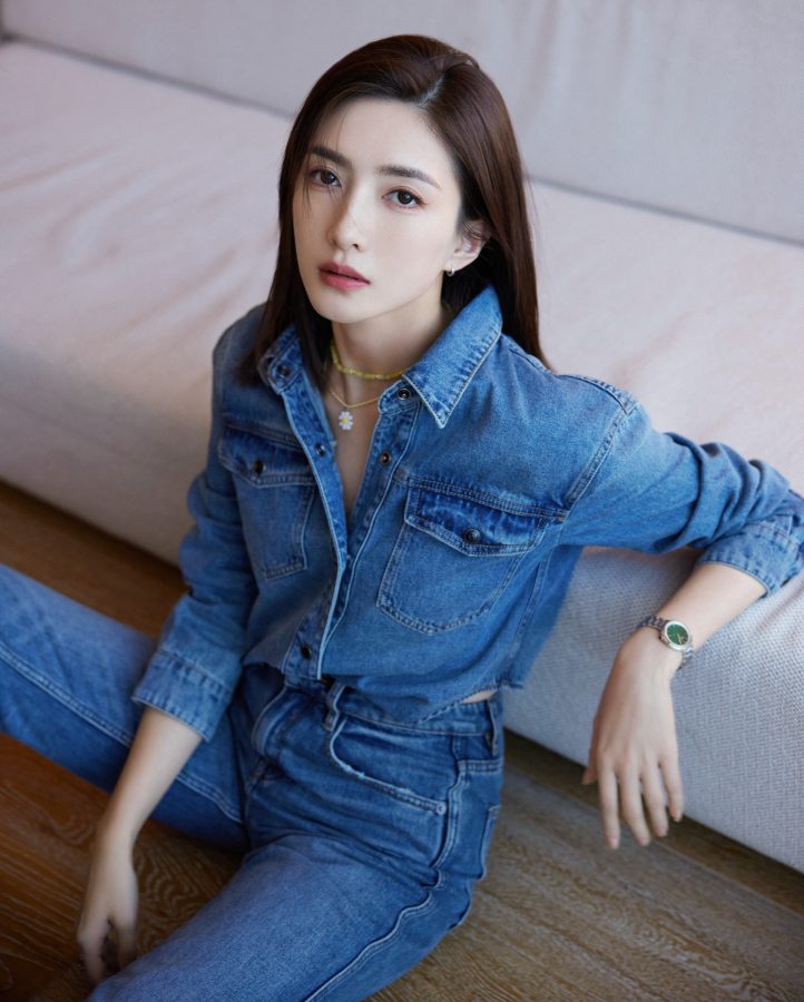 Jiang Shuying wears jeans with long legs and looks like a tree in the wind(7/10)