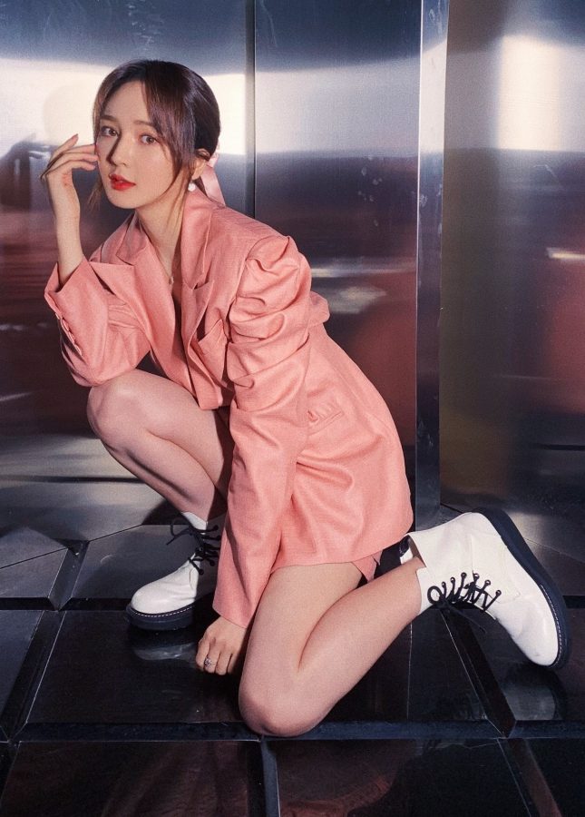 90后美女主持靳梦佳粉裙美腿跪姿写真(2/7)