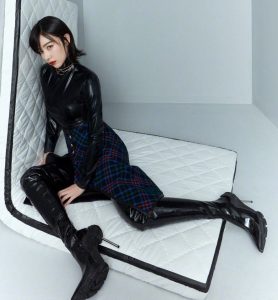 《时尚芭莎》阚清子细跟长皮靴写真