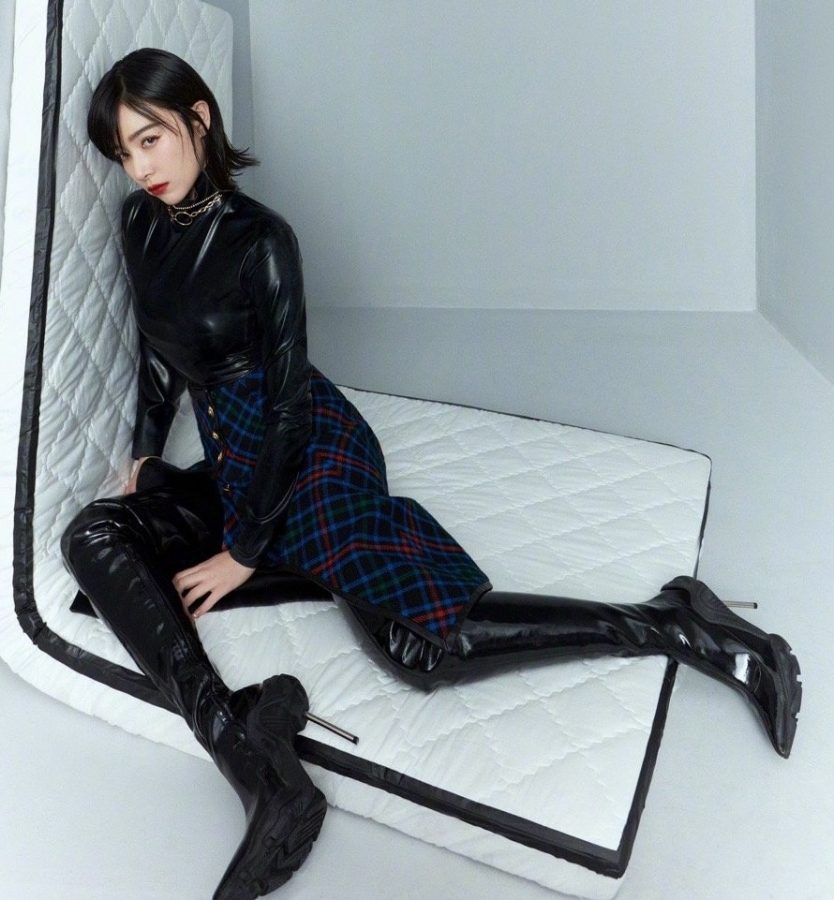 《时尚芭莎》阚清子细跟长皮靴写真（第1张/共3张）