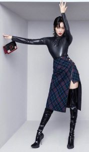 《时尚芭莎》阚清子细跟长皮靴写真