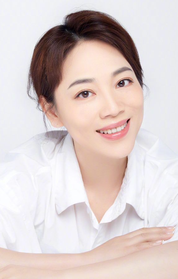 49岁女主持人劳春燕的美脸(1/4)