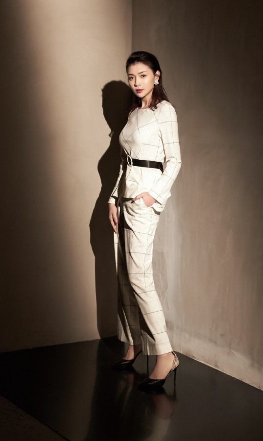 知性气质女主持栗坤时尚杂志写真清爽干练(1/4)