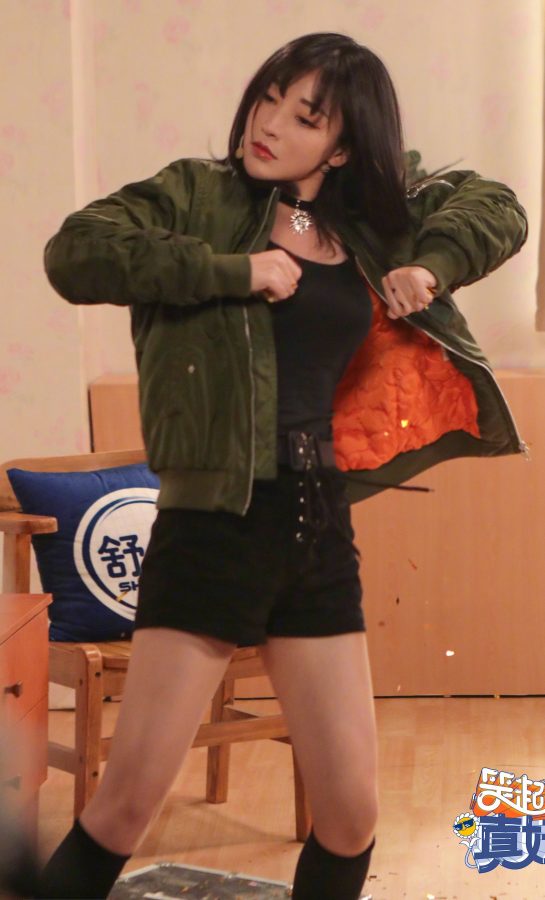 《笑起来真好看》柳岩美大腿穿短筒袜COS娜塔莉·波特曼(2/7)