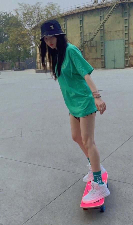 Li Xiaolu skateboards with beautiful legs without wearing pants(1/3)