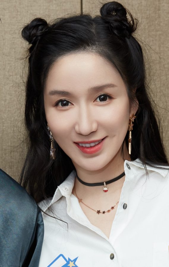 娄艺潇白衬衫皮短裤镂空长靴腿太美(2/2)