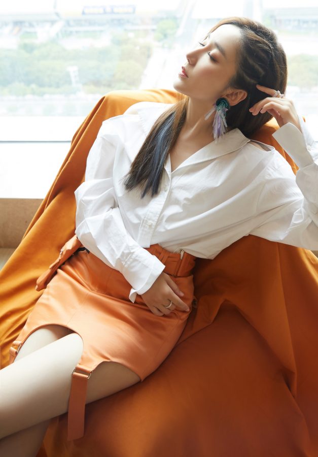 娄艺潇橘色工装裙大长腿帅美有型(6/11)