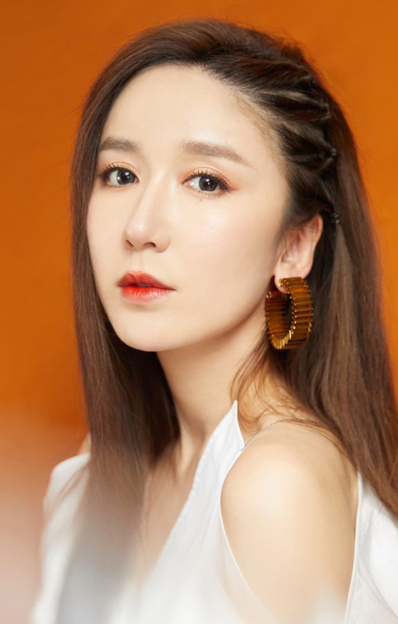 娄艺潇橘色工装裙大长腿帅美有型(8/11)