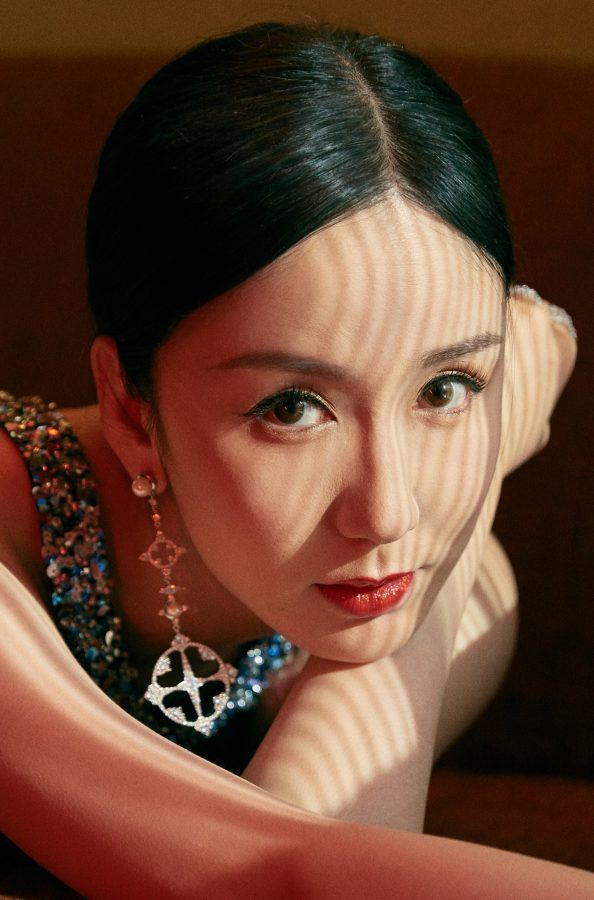 娄艺潇光脚丫坐在地毯上魅力写真(3/4)