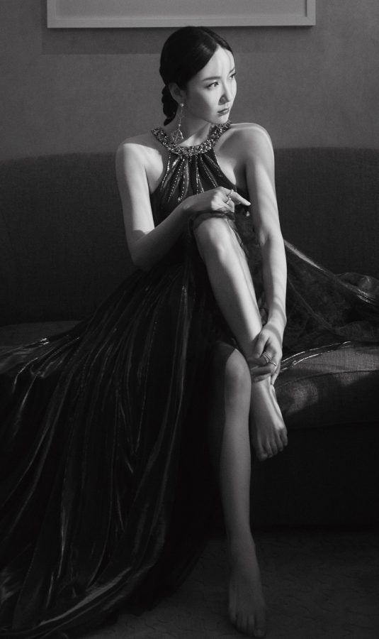 Lou Yixiao's charming photo sitting barefoot on the carpet(4/4)