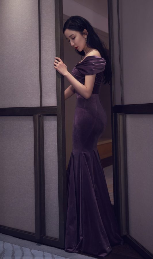 娄艺潇紫色修身礼服丰胸细腰宽胯非常完美（第1张/共6张）