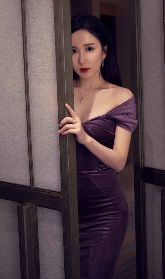 娄艺潇紫色修身礼服丰胸细腰宽胯非常完美(2/6)