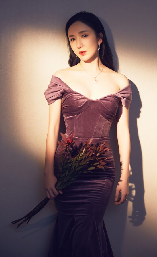 娄艺潇紫色修身礼服丰胸细腰宽胯非常完美(3/6)