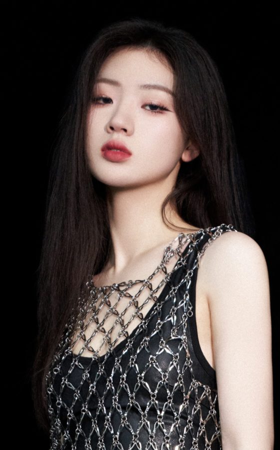 Shan Yichun in black leather pants and exquisite feet under a hollow skirt(3/3)