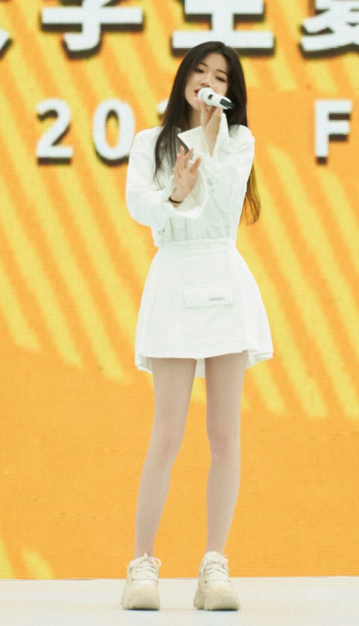 Chengdu Universiade youth leader image ambassador Shan Yichun's straight legs(1/4)