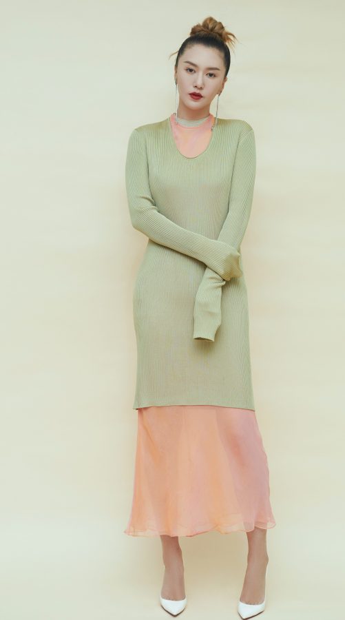 Tan Weiwei wears white pointed high heels, and her long slim skirt wraps her beautiful curves(1/5)