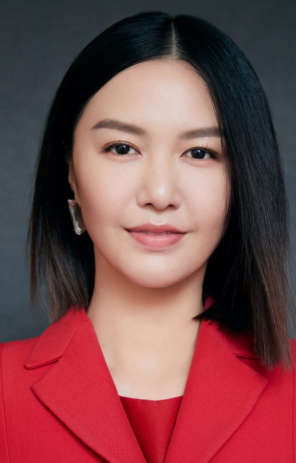 谭维维红色西装套裙脚穿黑色细高跟优雅端庄(5/5)