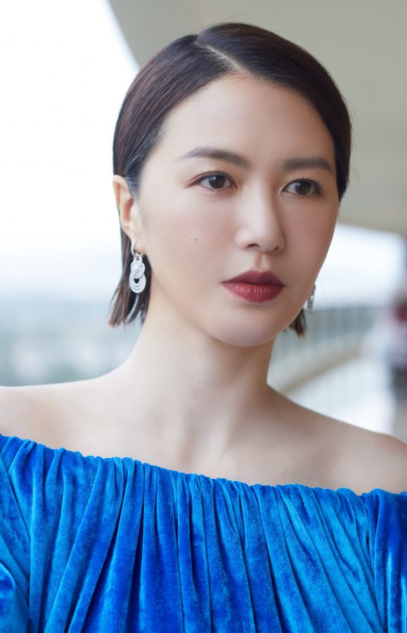 谭维维蓝色开衩裙美长腿外拍(3/5)