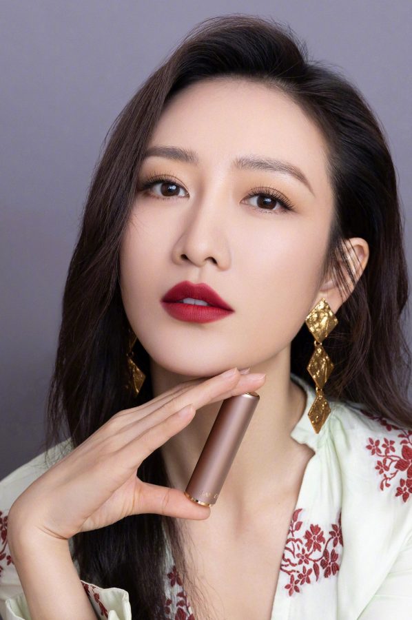 The elegant and charming Wang Ou endorses the charming lipstick(3/4)