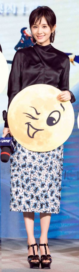 娇小身材美女王子文玉足穿凉高跟出席电影宣传活动(3/3)
