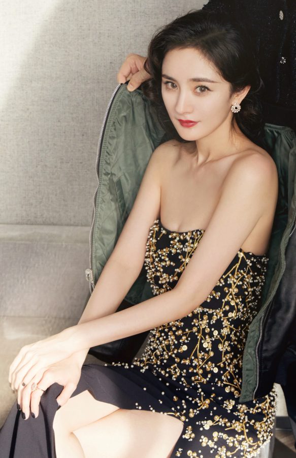 杨幂复古成熟发型身穿开衩裙美腿踩12厘米凉高跟(4/12)