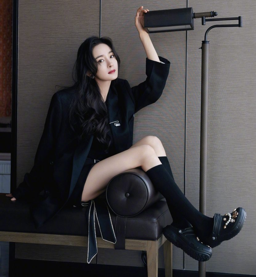 杨幂美腿穿棉筒袜靓萌写真(3/7)