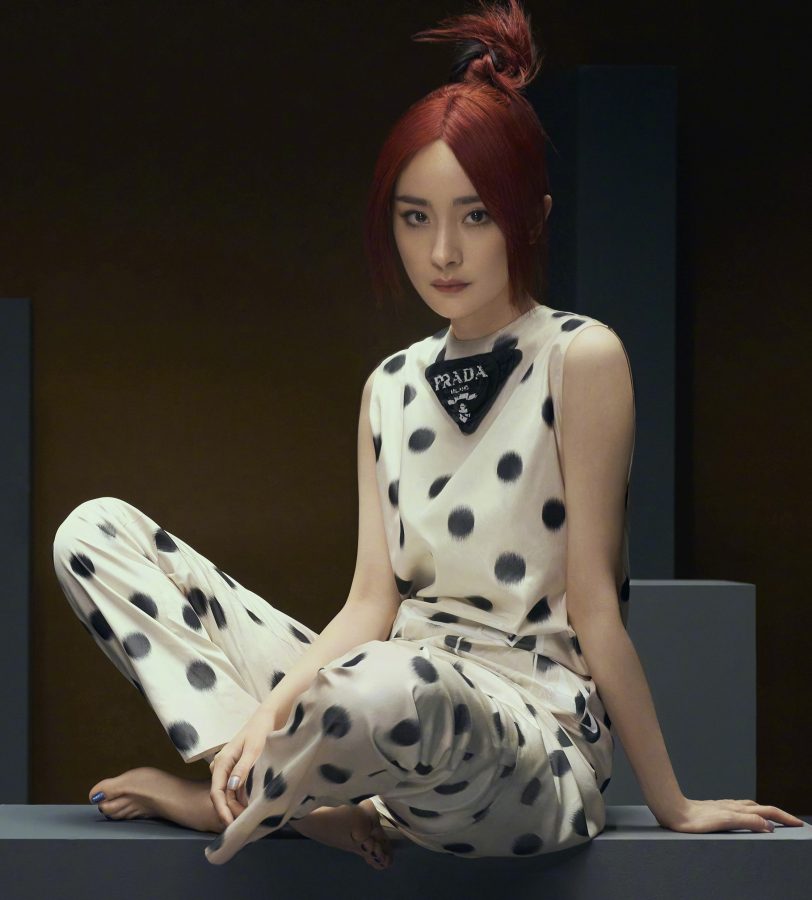 Yang Mi fashion photo with blue nail polish and beautiful feet(1/2)