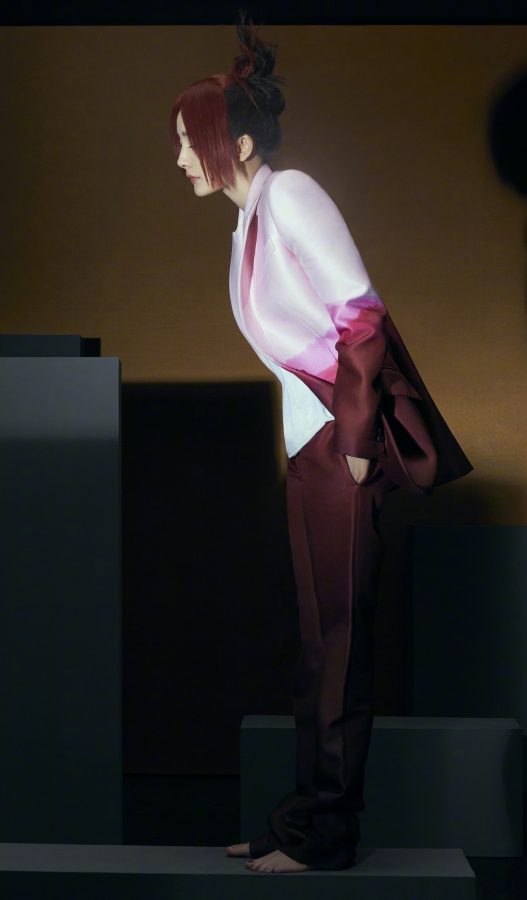 杨幂时尚写真蓝指甲油美足(2/2)