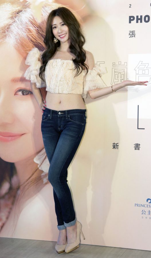 知名模特张景岚美腿穿紧身牛仔裤亮相(3/9)