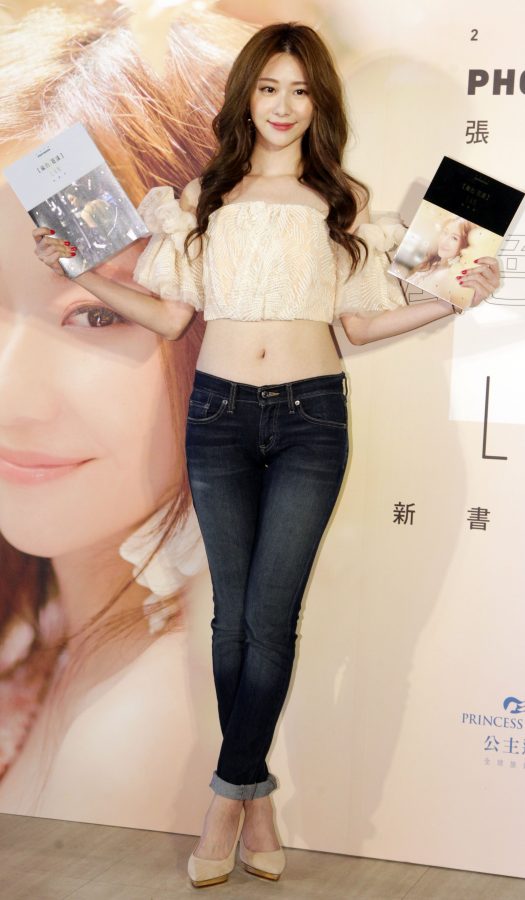 知名模特张景岚美腿穿紧身牛仔裤亮相(6/9)